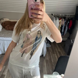 T-shirt med tryck - Cool och snygg T-shirt som säljs då den inte kommer till användning längre!🤍Köpt på Jon&Jonna