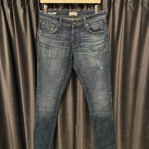 Jack&jones jeans  - Jack&jones jeans - skick 9/10, otroligt fint skick! - stl 31/34 - modell: slim Glenn - skriv om ni vill ha mått 📏- väldigt feta jeans med snygg färg och en snygg slitning - hör av er vid frågor eller fler bilder🙌