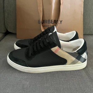 Burberry skor - Tjena, säljer nu dessa riktigt snygga och populära burrberry skorna, de är i mycket bra skick endast använda några gånger, se alla bilder, inhandelskasse ingår, hör av er vid frågor och funderingar🙌🤝