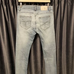 Tiger of Sweden jeans  - Tiger of Sweden - ljusblå - skick 8/10, fint skick, men finns en liten fläck (bild 4) , men de går förmodligen bort i tvättmaskinen! - storlek 29/32 - modell: pistolero (slim fit) - skriv om ni vill ha mått 📏- sjukt feta och bekväma jeans! - pris kan diskuteras - hör av er vid frågor🙌