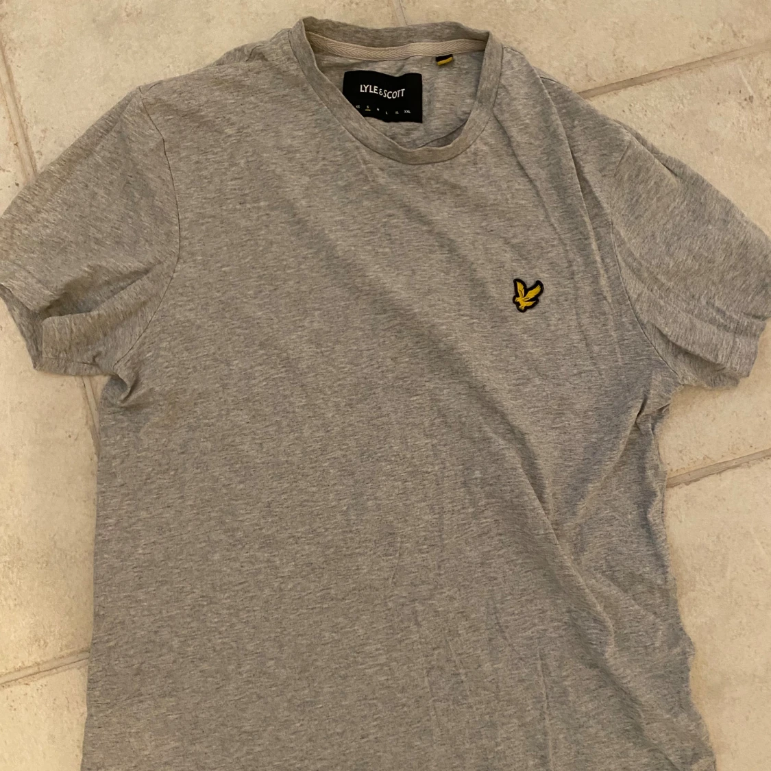 Grå t-shirt från Lyle & Scott - 2