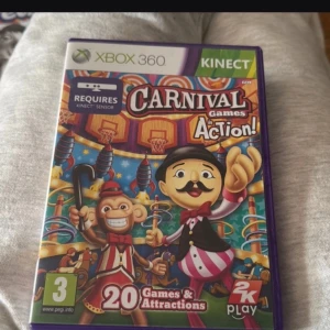 Carnival Games In Action! (Xbox 360 Kinect) - Roligt och familjevänligt partyspel till Xbox 360 Kinect med 20 olika minispel och attraktioner. Fodral och skiva i fint skick, inga synliga repor eller skador. Perfekt för spelkvällar med vänner och familj. Kräver Kinect-sensor.