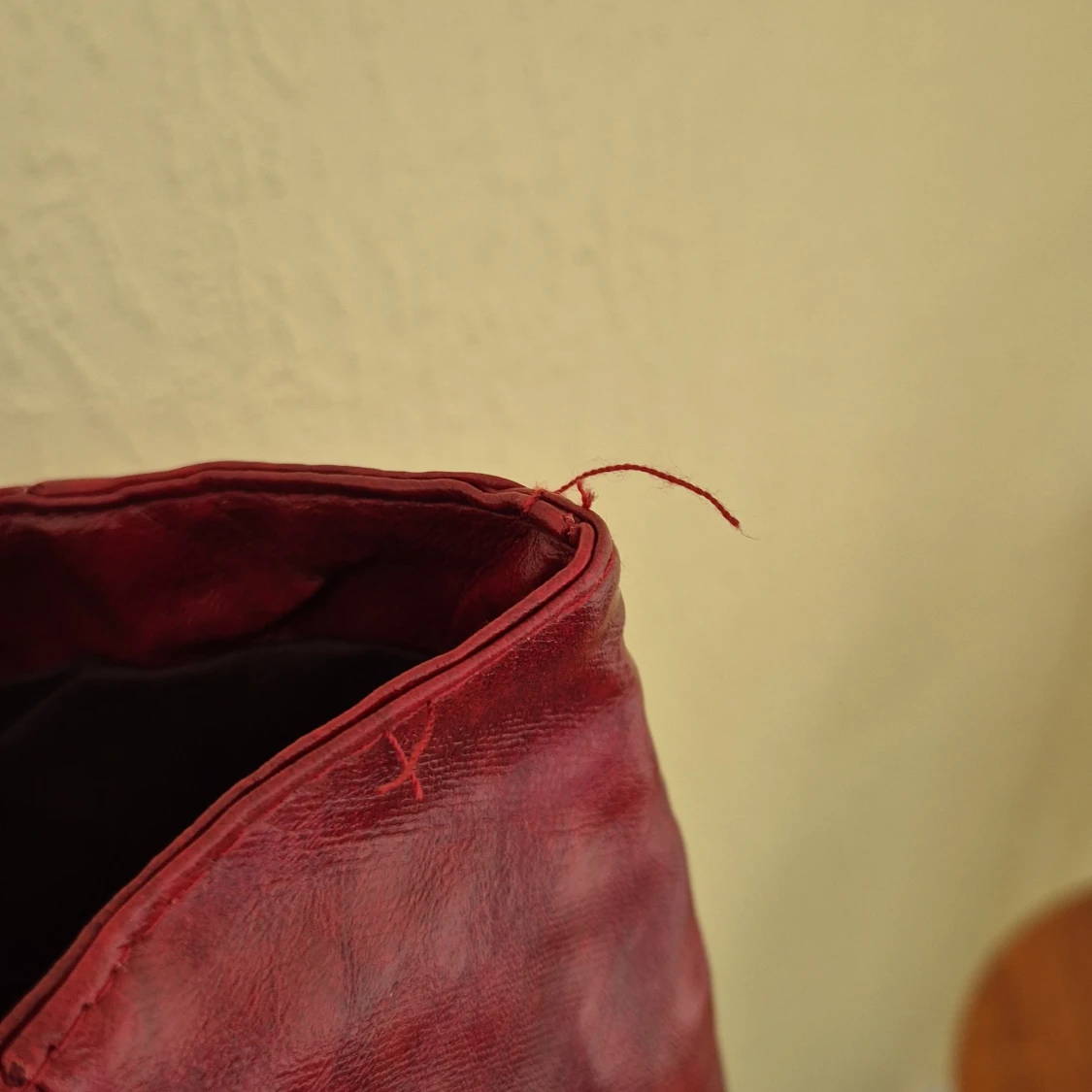 Vinröd axelväska i skinnimitation - 3