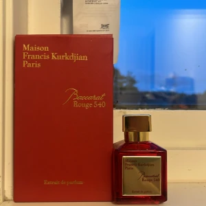 Maison Francis Kurkdjian Baccarat Rouge - Hej, säljer min parfym som jag fick av min mamma i födelsedag present parfymen är äkta och kvitto finns! Jag har tagit 5 sprut av den så den är i princip helt full. Skicka till mig vid frågor om parfymen!