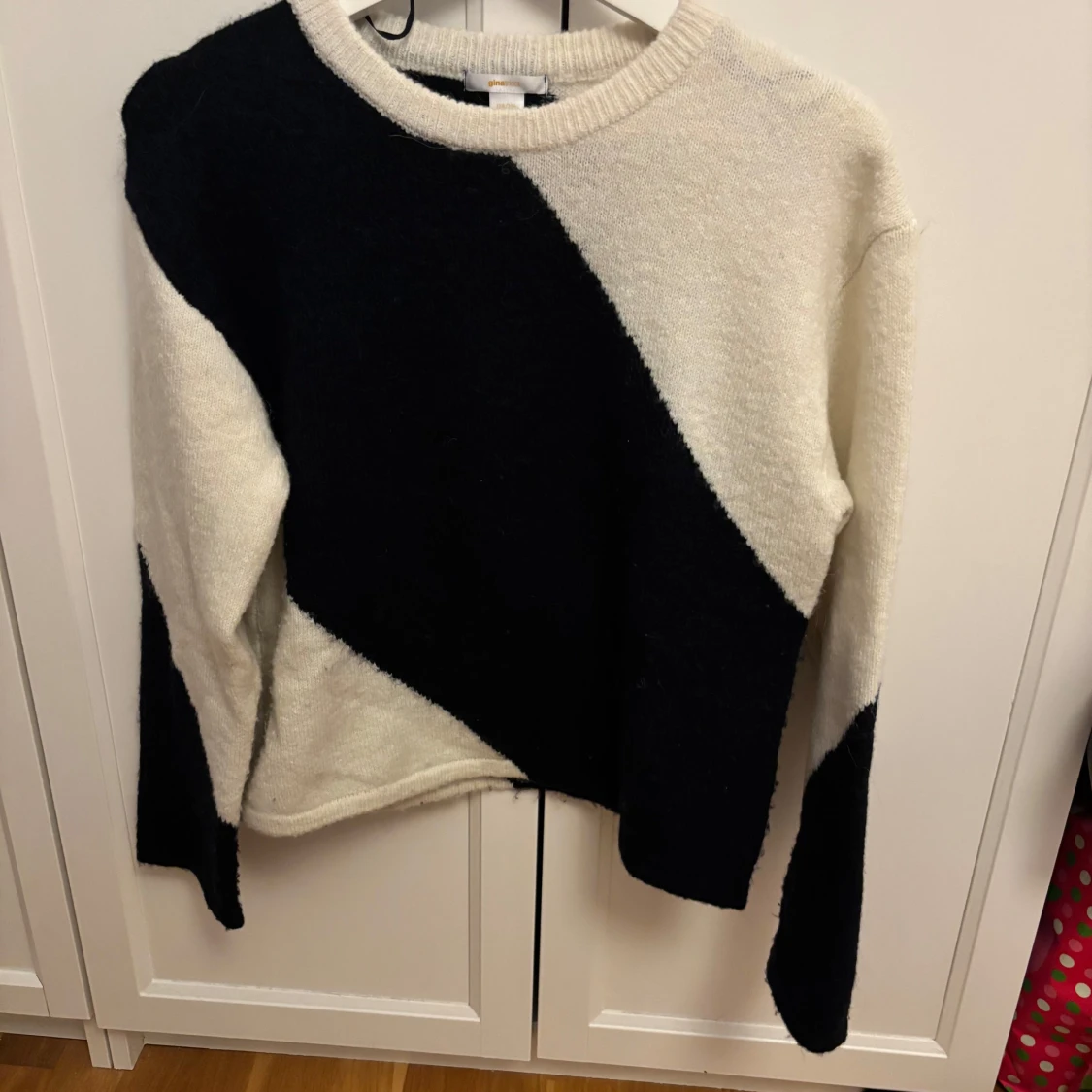 stickad tröja med mönster