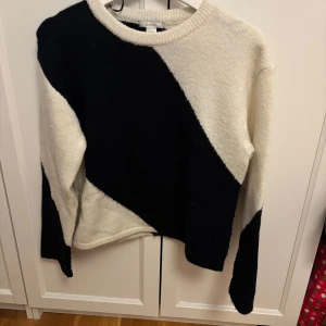 stickad tröja med mönster - En stickad tröja med mönster. Jätte fin perfekt nu för hösten.