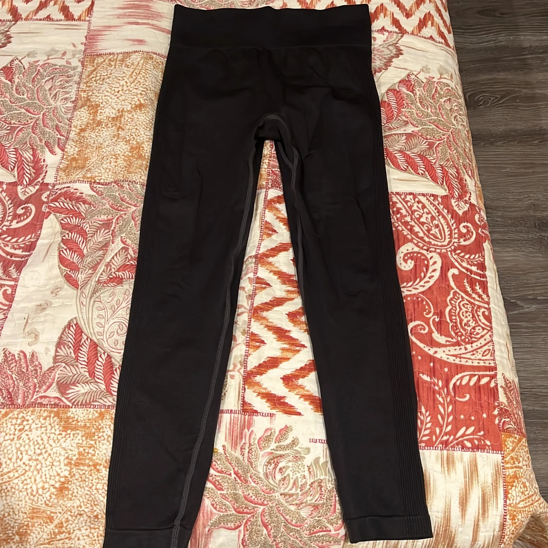 Mörkgråa leggings med skrunch i rumpan 