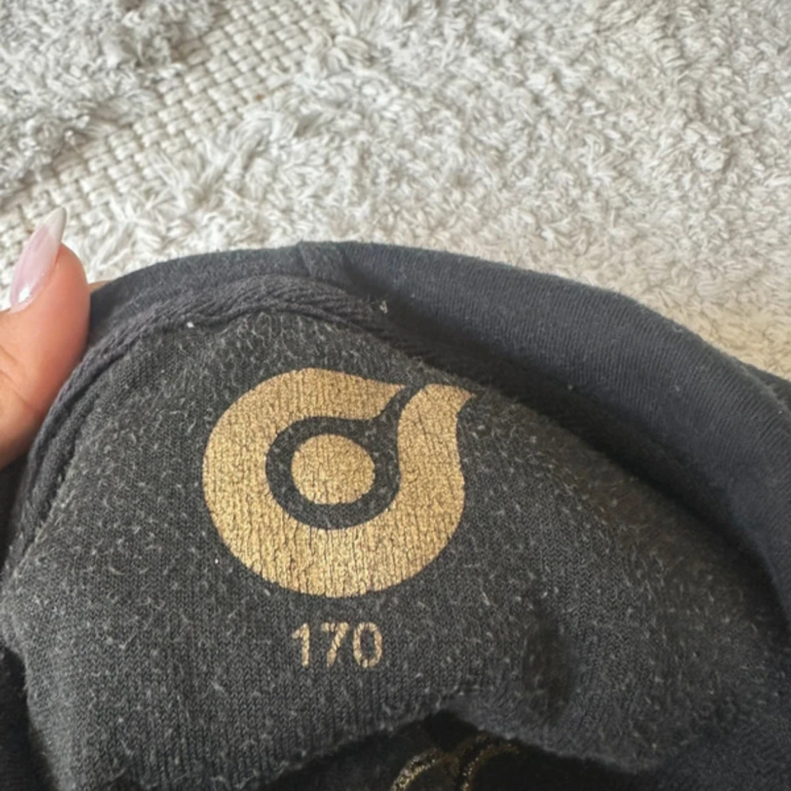 Svart hoodie med guldtryck och huva - 2