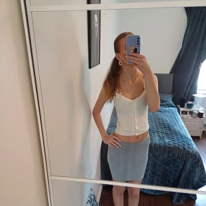 Ljusgrå tight kortkjol - Säljer en enkel och stilren ljusgrå kortkjol med tight passform. Kjolen är rak i modellen och har en mjuk, stretchig matrial som gör den superbekväm. Sen är xs men om du ha s så kan du också ha sen ❤️