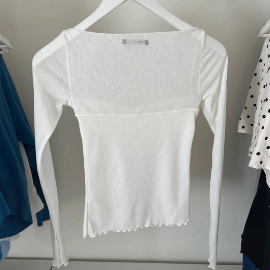 Vit långärmad topp från Gina Tricot - 1