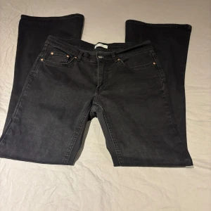 Low waist jeans - Svarta low waist bootcut jeans från Gina tricot. De är i storlek 40. APassar bra i längden till mig som är 168 cm lång.