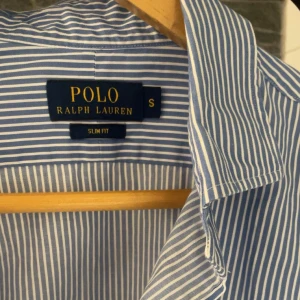 Ralph Lauren skjorta - Riktigt stilren striped skjorta från Ralph Lauren!🙌🏻 || skicket är super bra || Storlek: S, Slim fit || Pris: 299kr || Skriv vid minsta fråga!
