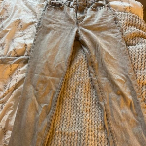 Gråa straight jeans från Gina Tricot - Jeans från Gina tricot i modellen low straight. Säljer då dem ej kommer till användning 💕