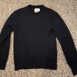 Blå merinoullströja från Vailent XS - En stilren blå tröja från Vailent i mjuk merinoull. Klassisk rund halsringning och långärmad modell med ribbade muddar. Perfekt för lager-på-lager och funkar året runt. Enkel och clean design som passar till allt. Passar någon som är 170-177 beroende på hur man vill att den ska sitta. Nypris 700🙌