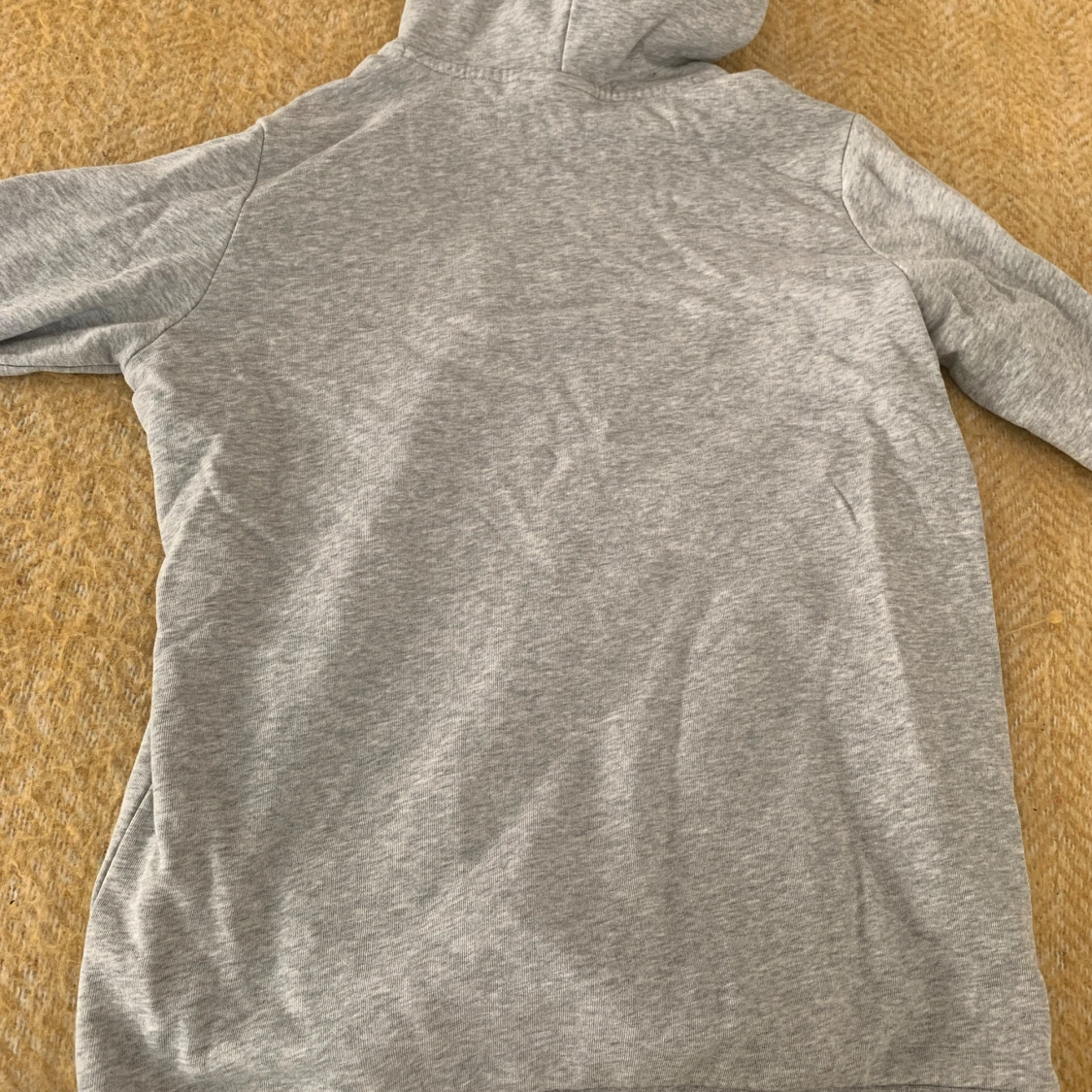 Grå hoodie från Sail Racing - 1