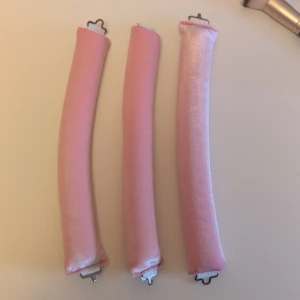 Värmelösa Rosa heatlescurls - Tre mjuka overnight curls/wawes i ljusrosa satin med metallspännen. Perfekta för att skapa stora, mjuka lockar utan värme. Lätta att använda och skonsamma mot håret tack vare det silkeslena materialet. Använt endast 1 gång.