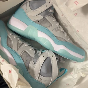 Grå och turkosa sneakers - Snygga sneakers i grått och turkost med vita detaljer. Skorna har en modern design med högt skaft, perforerade partier och coola kontraster mellan färgerna. Perfekta för dig som vill sticka ut med en unik stil. Skorna har snörning och platt sula.