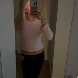 Ljusrosa långärmad tröja Polo Ralph Lauren - Supersöt ljusrosa långärmad tröja från Polo Ralph Lauren. Tröjan har en klassisk rund halsringning och är i mjuk bomull med broderad logga på bröstet💞