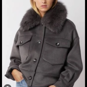 Grå teddyjacka med stor päls-krage - Säljer min älskade meotine jacka som tyvärr inte kommer till användning längre. Storlek S/M