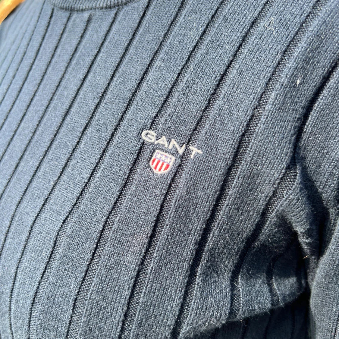 Marinblå ribbstickad tröja från GANT - 2