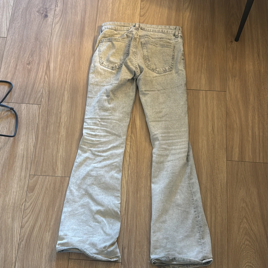 Grå bootcut jeans med slitna detaljer - 1