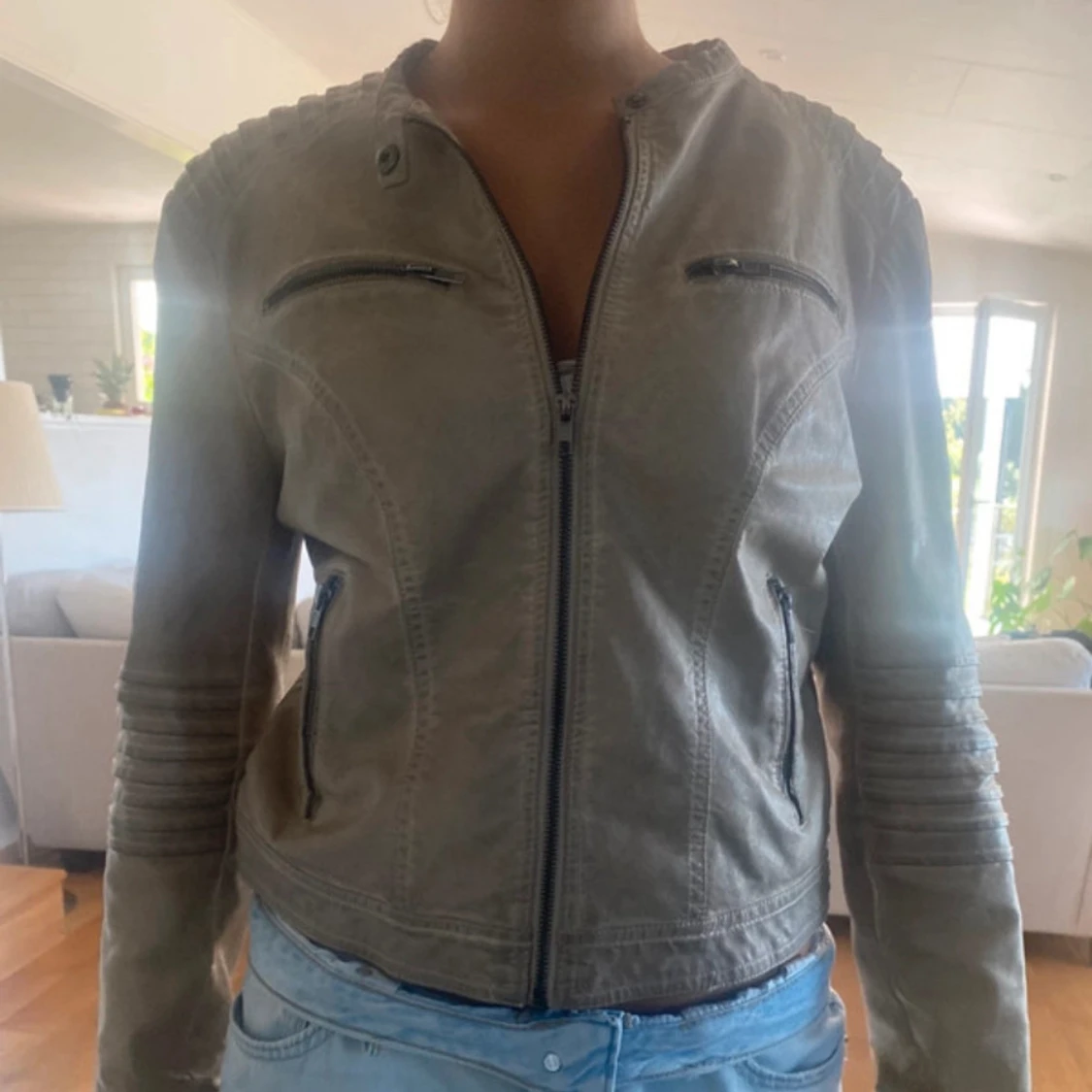 Beige skinnjacka med dragkedjor - 1