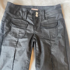 Svarta byxor med fickor från Nelly - Som nya men är tyvär för små för mig💕