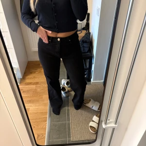 Svarta raka jeans - Bra kvalitet och strechiga🩷passar S och M