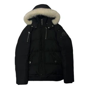 Svart dunjacka Moose Knuckles - Snygg svart dunjacka från Moose Knuckles med fluffig vit fuskpäls runt huvan. Jackan har dragkedjor på bröstet, logga på ärmen och flera praktiska fickor. Perfekt för kalla vinterdagar och har en riktigt urban vibe. Har 2 inne 