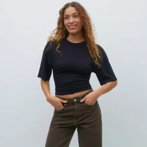 Topp från Ginatricot - Svart figursydd topp från Ginatricot. Storleken är M men passar även S! Endast använd 2 gånger. Hör av dig vid funderingar🥰🥰