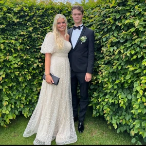 Balklänning - Beige/guld Balklänning med små blomdetaljer. Använd 1 gång. Nypris 5800kr. Skicka privat för fler bilder. Ett hål nedtill, finns bild.