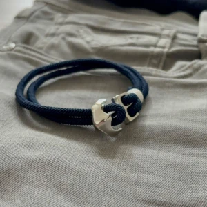 Armband ankare - Marininspirerat armband – Stil & Kvalitet från Armory  Upptäck det perfekta komplementet till din stil! Detta marinblå armband med en stilren ankardetalj kombinerar en elegant design med en avslappnad, nautisk känsla.  Ett utmärkt val för dig som vill ha en diskret men stilfull accessoar eller en uppskattad present till någon speciell.  Hör av dig vid frågor / armory 
