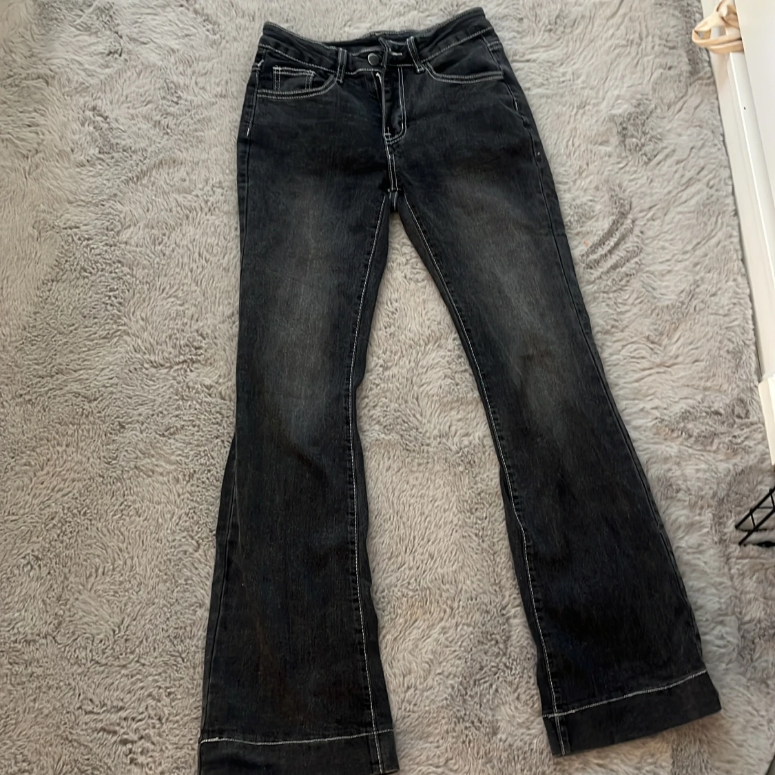 Svarta bootcut jeans med kontrastsömmar