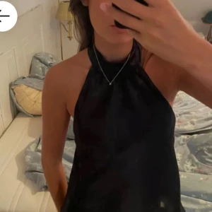 Svart topp - Lånad bild!!!! Super snygg svart topp.