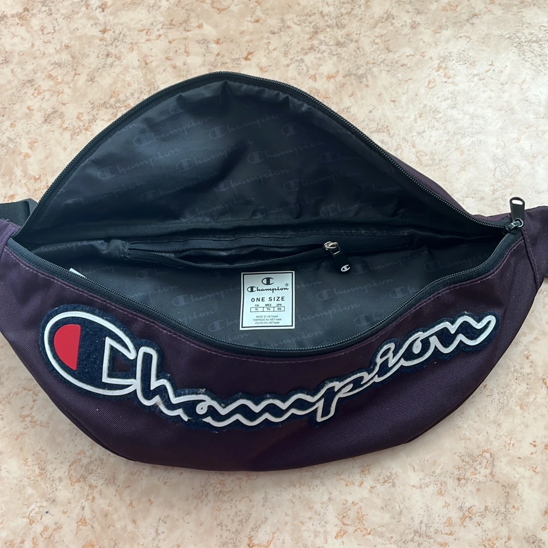 Mörklila magväska från Champion - 1