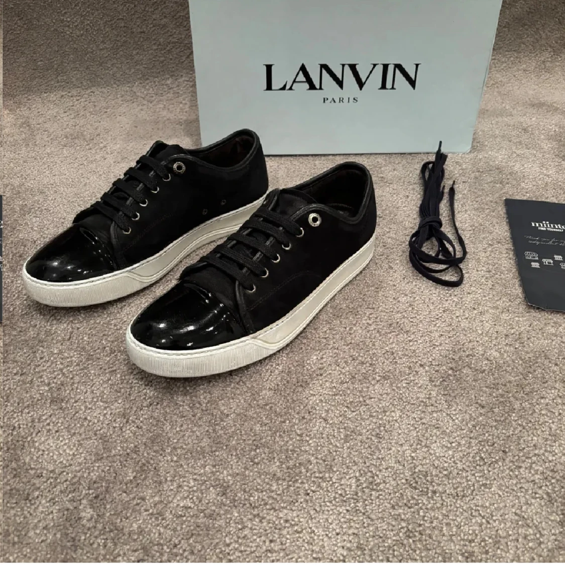 Svarta sneakers från Lanvin med lackdetalj - 1
