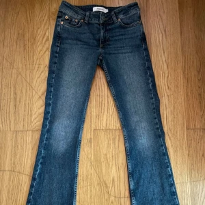 Junkyard low waist bootcut jeans - Säljer mina Junkyard low waist bootcut jeans i mörk denim. Storlek: XS. Jeansen är i toppskick och endast använda vid två tillfällen,inga skador eller slitningar, de är i princip som nya! Säljer dem eftersom de tyvärr inte passar mig så bra.  Köpt för 599kr i butiken.