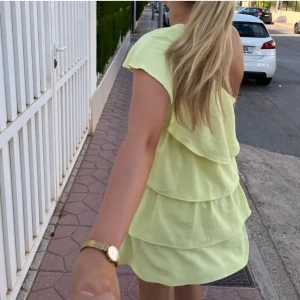 Gul volangklänning från Zara - Superfin ljusgul klänning med off shoulder och volanger från Zara! Inga defekter alls💓💓 