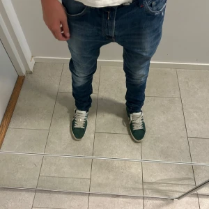 Replay  - Feta replay jeans med snygg tvätt och slitningar, as fett med de röda detaljerna som kontrast. Skriv vid frågor w32 L34