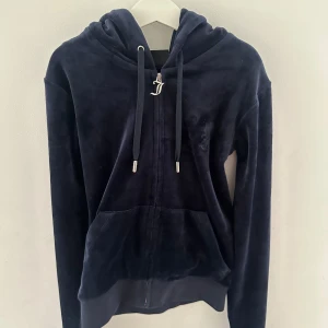 Mörkblå velour hoodie Juicy Couture - Mysig mörkblå hoodie från Juicy Couture i mjuk velour med dragkedja framtill, huva och snörning.  Nypris 1300❤️