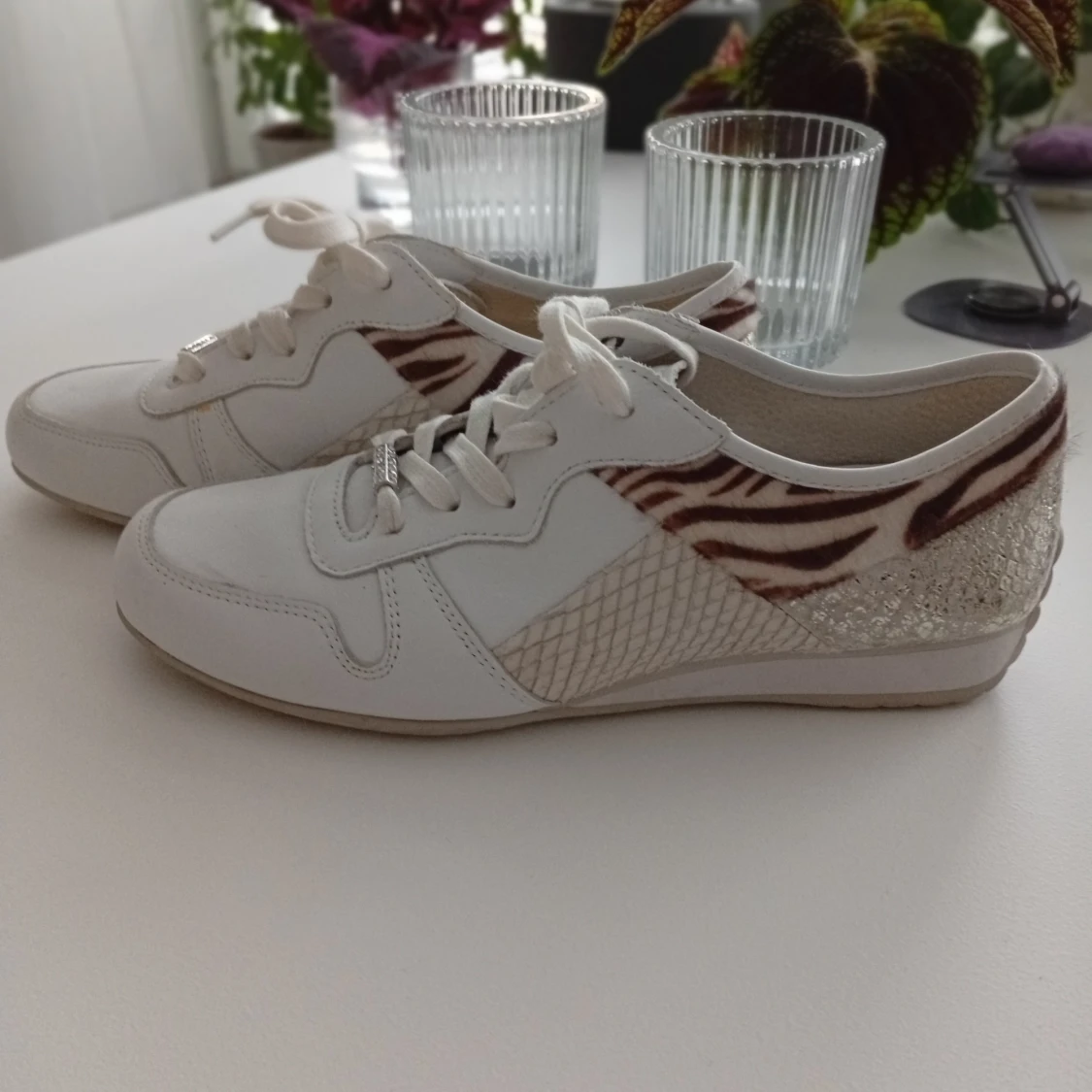 Vita sneakers med zebramönster och glitter