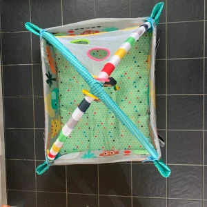 Babygym med leksaksbågar och djurmotiv - Färgglatt babygym med mjuk matta, upphöjda kanter och bågar med hängande leksaker. Djurmönster på sidorna och flera aktivitetsdelar. I gott skick, inga synliga defekter eller slitage. Perfekt för lek och stimulans för små barn.Pris går att diskutera!
