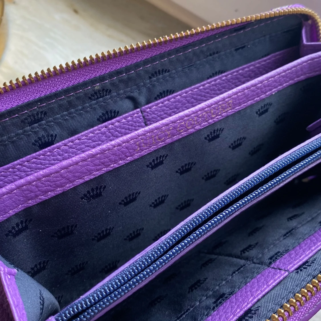 Lila plånbok från Juicy Couture - 1