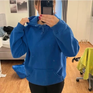 Blå hoodie 💙 - Blå hoodie i strl Xs från bikbok💙 Bra skick!