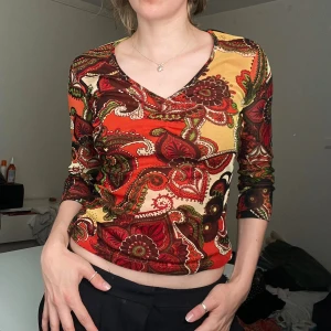 Mönstrad topp  - Retroinspirerad topp meshtopp från 2000-talet i höstfärger! Jag på bilden är 170cm och har strl 36 på överdelar, använd köp nu <<33