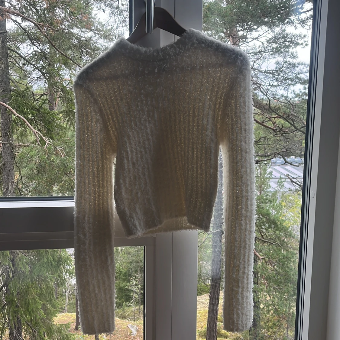 Vit fluffig stickad tröja - 2