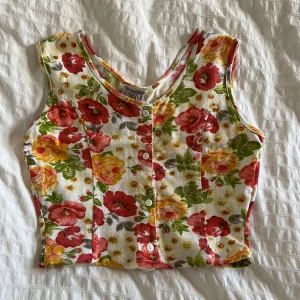 Blommig ärmlös linnetopp med knappar - Superfin ärmlös linnetopp, passar XS-S