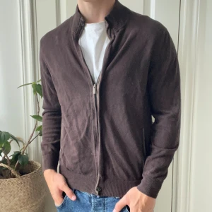 Massimo Dutti full zip brun M - Massimo Dutti full zip brun M, inga defekter! Modellen är 180,75 kg. Tröjan är däremot minimalt urtvättad. Kom med frågor! Riktigt najs tröja 😊