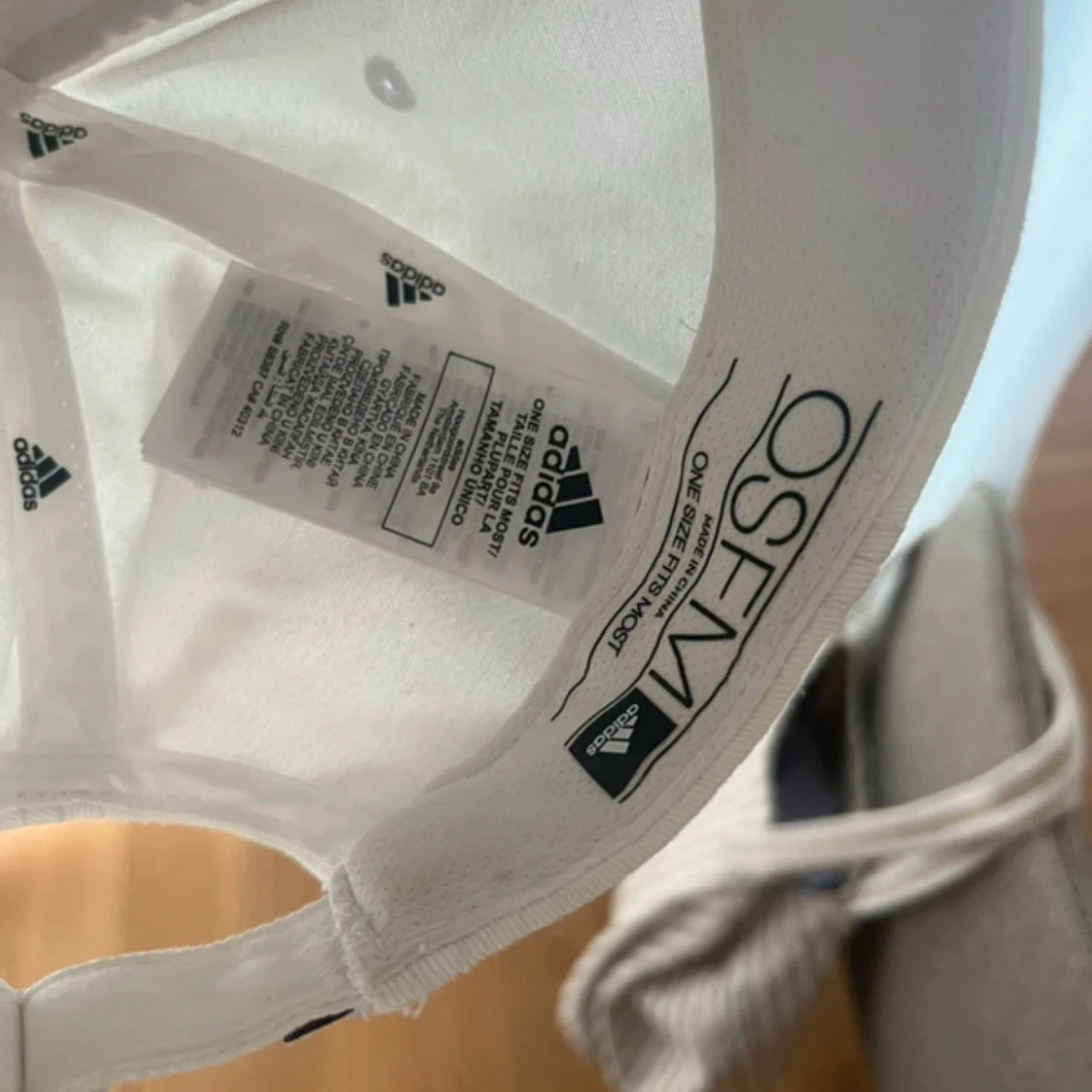 Vit keps från Adidas med svarta ränder - 1