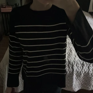 Svartvit randig långärmad tröja - Fin svartvit randig tröja, långärmad och bra längd vid midjan. Passar perfekt för hösten. 